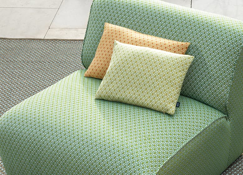ColoProtect Bezugsstoff Isle outdoor, bezogen auf einen Sessel in grün und zwei Kissen