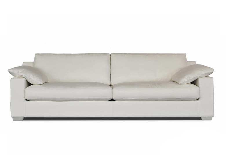 Freisteller eines Sofas in weiß mit zwei Sitzflächen und zwei Kissen auf den Armlehnen.