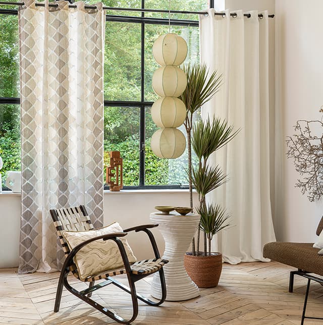 Sessel im Wohnzimmer im natürlichen Look