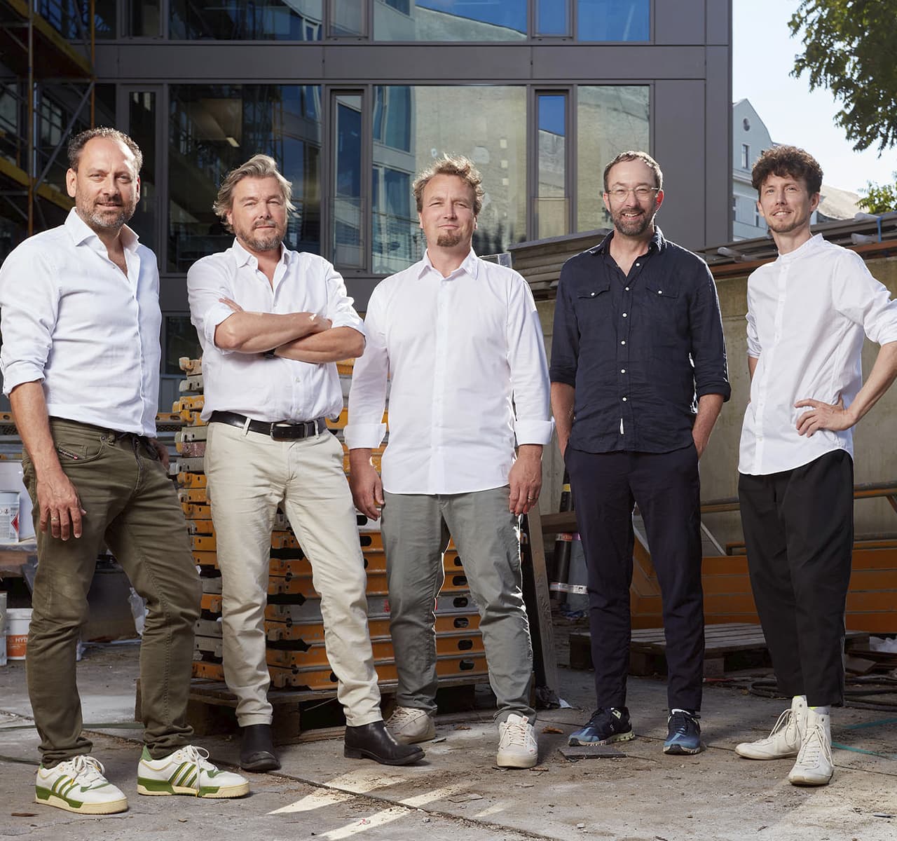 Mitglieder des Design-Teams Graft vor einer Baustelle
