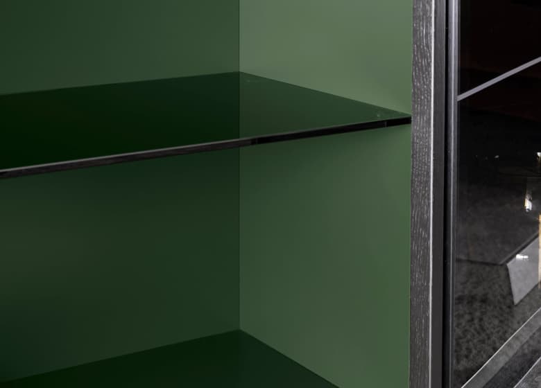 Detailaufnahme der Innenseite des Sideboards Allure in grün