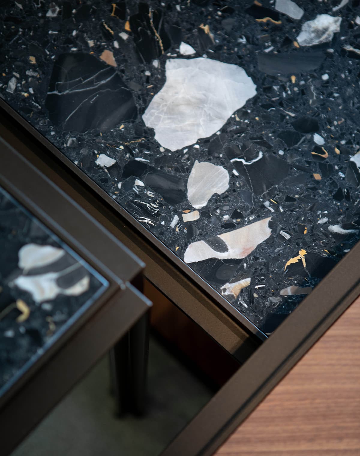 Nahaufnahme dreier Tischplatten, aus Holz und Stein