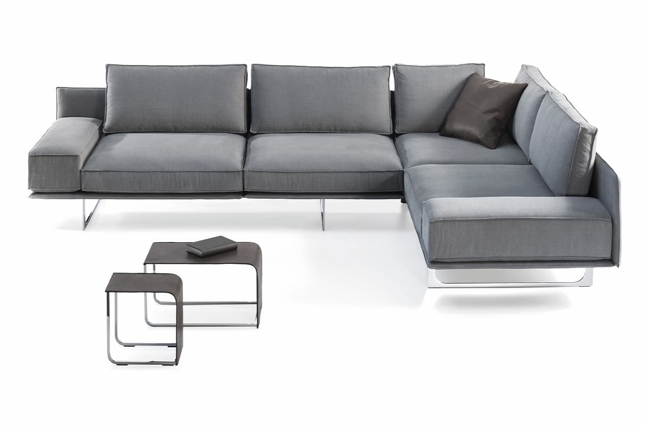 Freisteller eines grauen Sofas und zweier Beistelltische