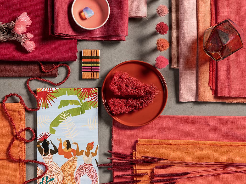 Stoffcollage mit roten, rosanen und orangenen Stoffen